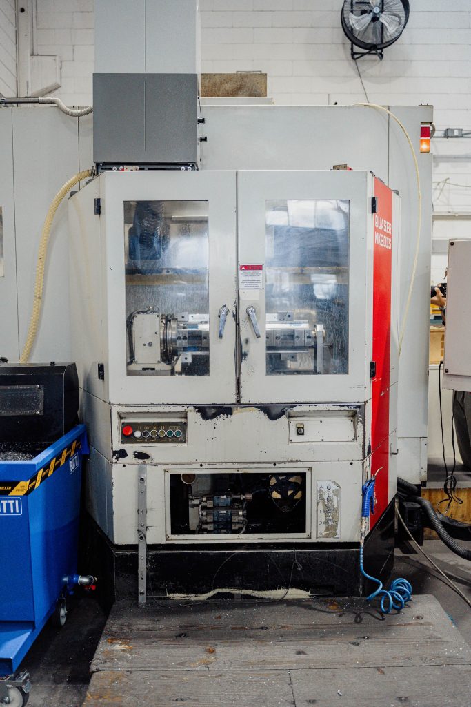 Fresatrice CNC industriale Quaser MK600S in officina meccanica
