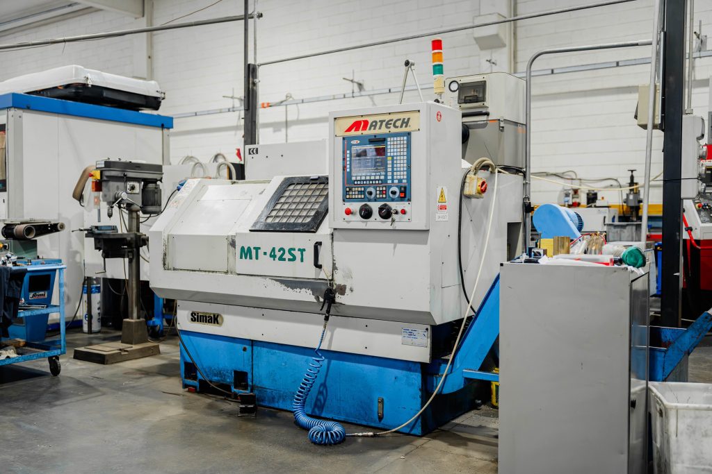 Macchina tornio CNC Matech MT-42ST in officina meccanica