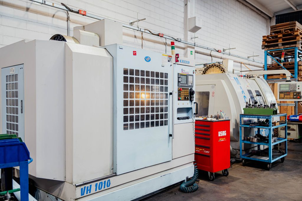 Macchinario CNC in officina meccanica industriale. Fresatrice computerizzata