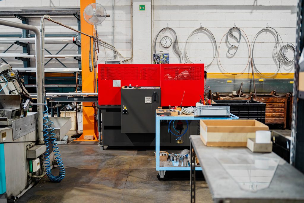Macchinario industriale in officina meccanica. Dettagli e utensili