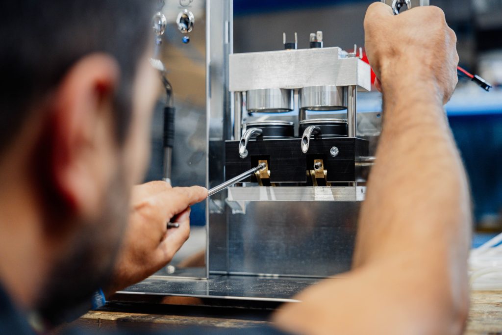 Tecnico assembla macchina caffe