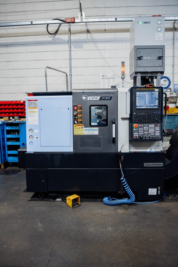 Tornio CNC Lynx 2100 in officina meccanica